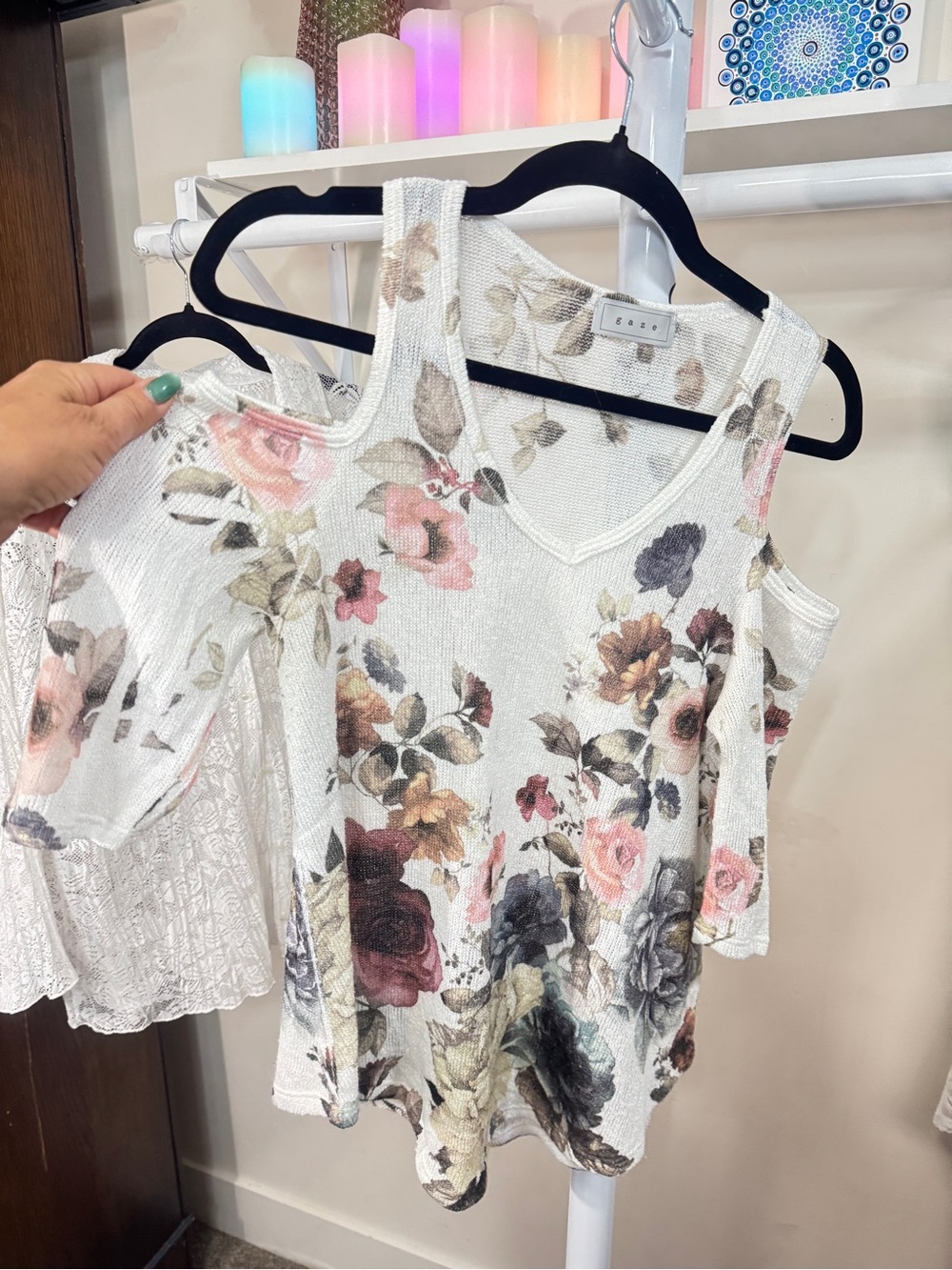 gaze White Floral Cold-Shoulder V-Neck Top - Picture 3 of 6